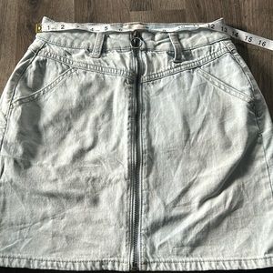 SO cute denim skirt size 5 light wash front zip